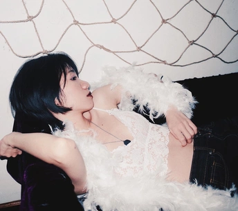 一些年轻女性坐在白色沙发上