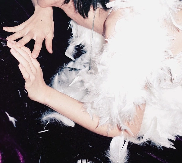 一位穿着白色连衣裙的女性伸出手