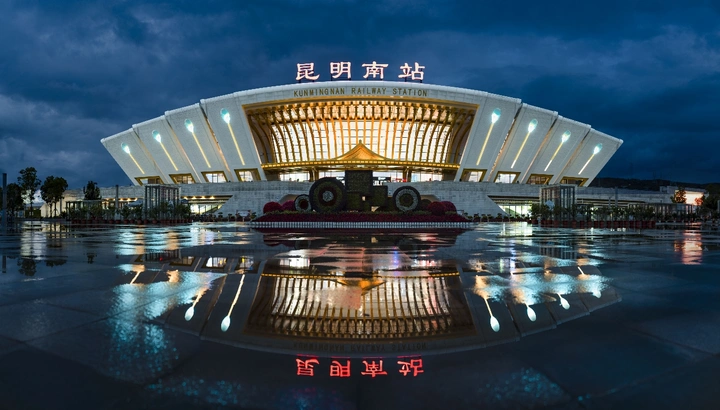 昆明南站高铁站夜景证件照