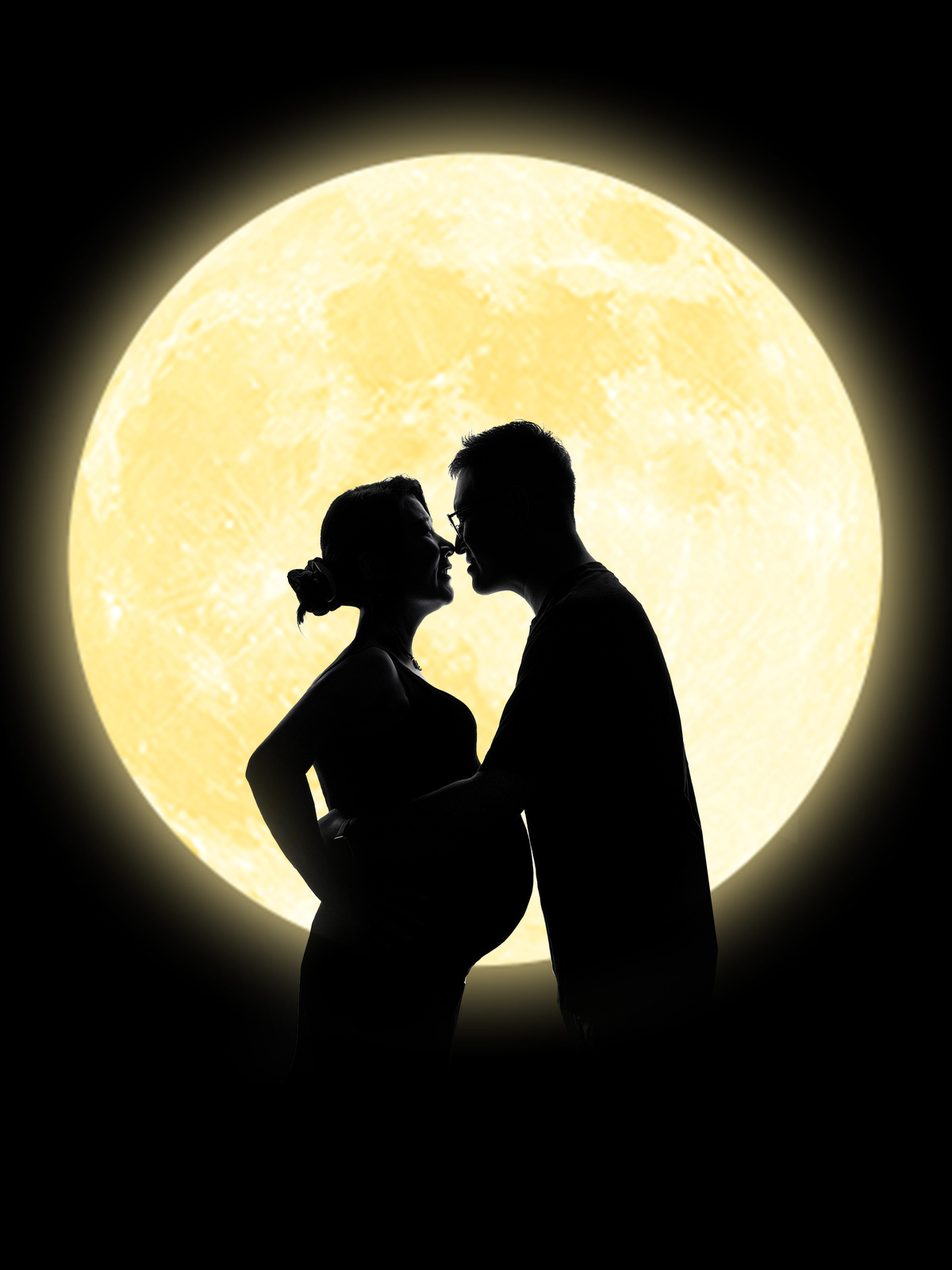 一个男人和一个女人在满月下亲吻的剪影