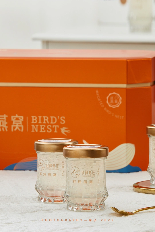 糖、盐和香料装在罐子上的桌子