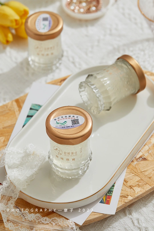 一个白盘子上放了一个小盐罐和一个玻璃瓶