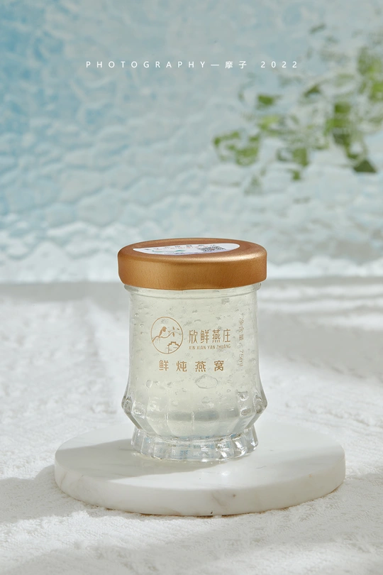 一个带有盖的玻璃罐 背景为白色