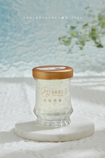 一个带有盖的玻璃罐 背景为白色