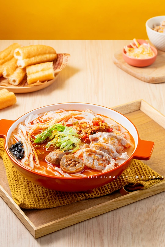 一碗汤和一些筷子放在木托盘上