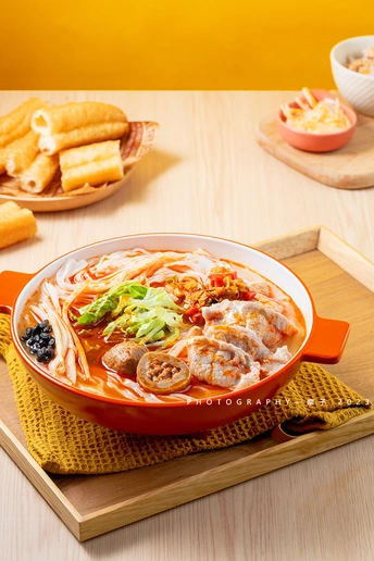 一碗汤和一些筷子放在木托盘上