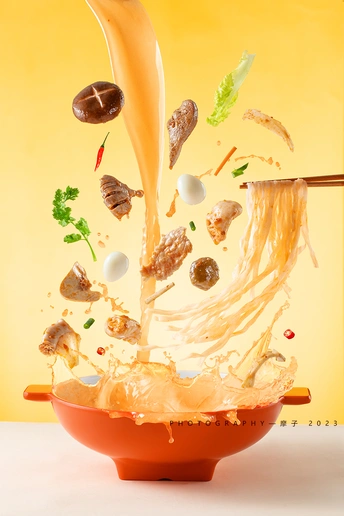 坚果掉进液体碗里