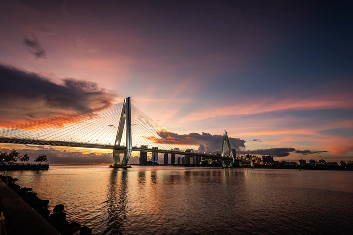夕阳下的世纪大桥