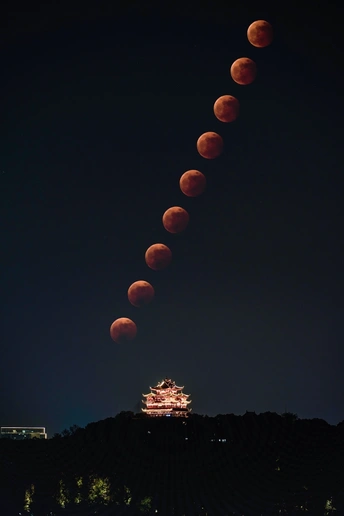 在月食期间 月亮在拍摄地点升起。