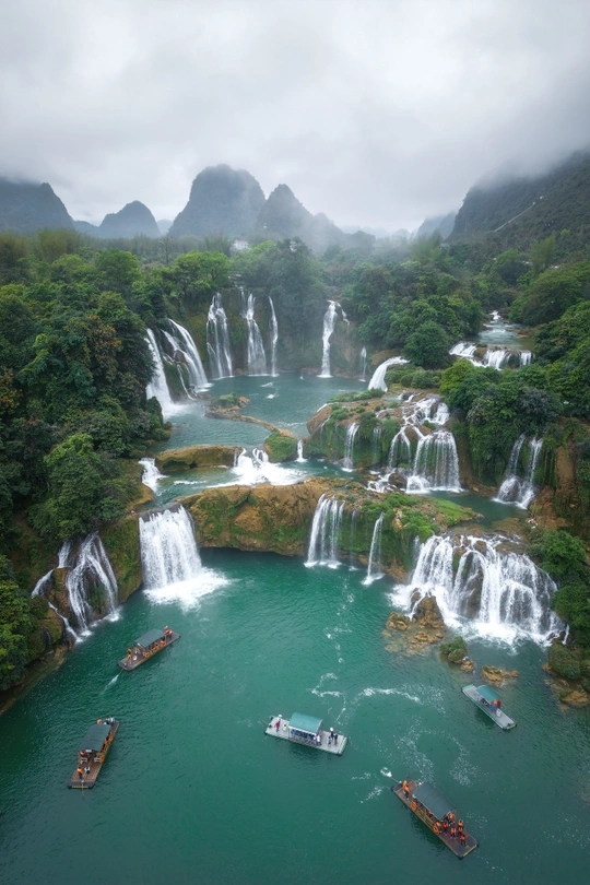 环绕着许多瀑布的大型湖泊