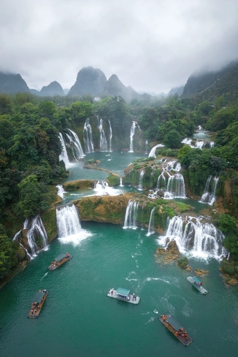 环绕着许多瀑布的大型湖泊