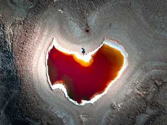 地上的心形孔洞 里面有热水