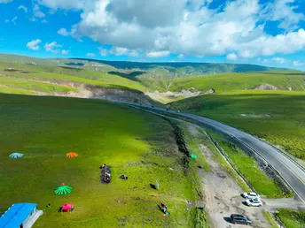 一片带有高速公路、汽车、人和蔚蓝天空的绿地