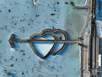 带有心脏图案的金属门