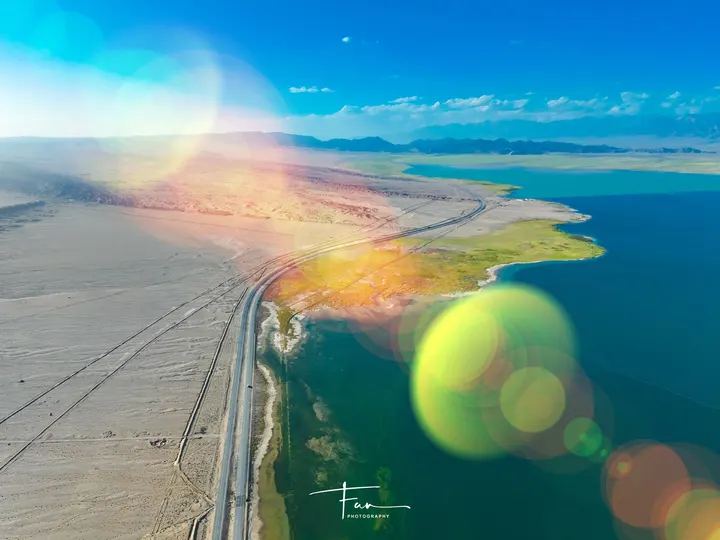 飞机在湖泊或河流上空飞行 天空中有一条公路