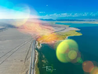 飞机在湖泊或河流上空飞行 天空中有一条公路