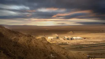 一片沙漠 天空中有山丘、山脉和云朵。