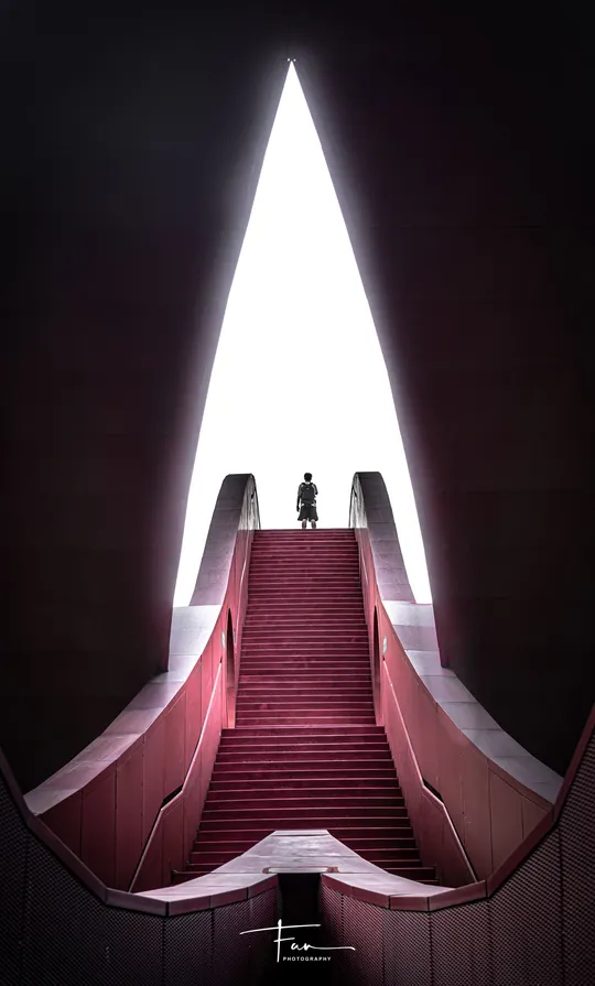 通向一座带有红色灯光的建筑物的一级台阶