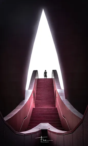 通向一座带有红色灯光的建筑物的一级台阶