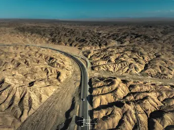 在沙漠中的道路上行驶的汽车