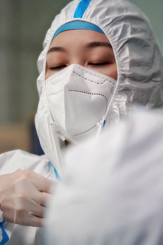 戴着外科口罩的女医生或护士