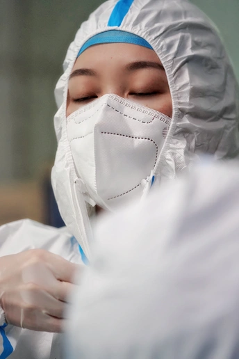 戴着外科口罩的女医生或护士