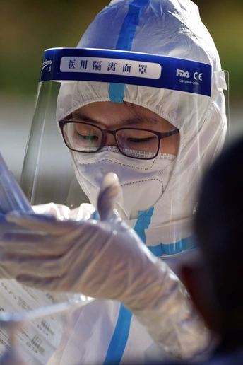 戴眼镜和医用口罩的人