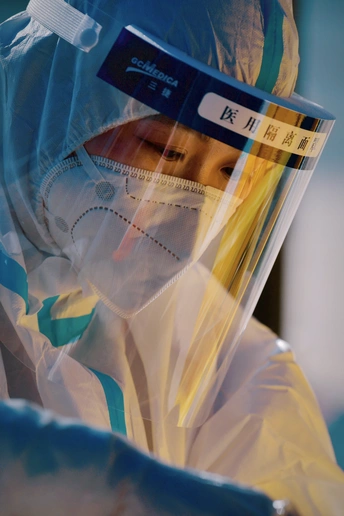 一个穿着防护服和带口罩的塑料袋的人