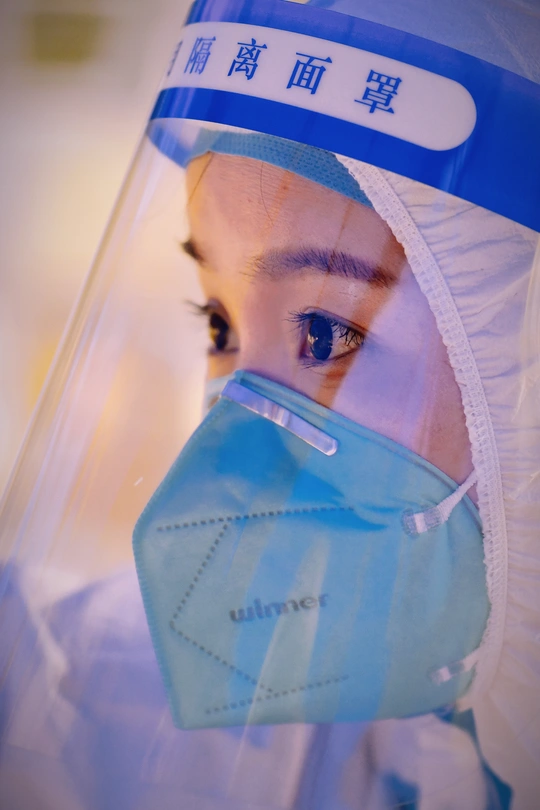 一个在塑料容器里戴着蓝色口罩的人