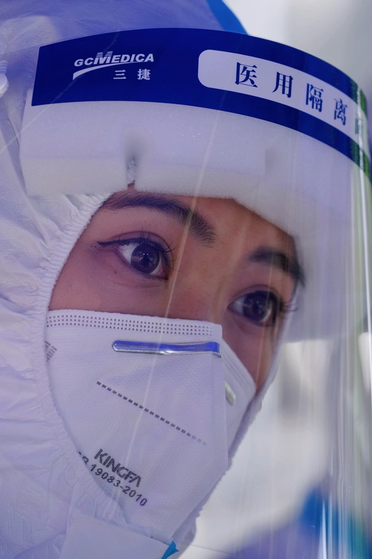 一个人戴着塑料口罩的照片