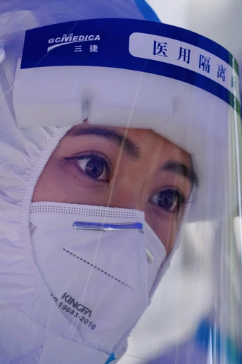 一个人戴着塑料口罩的照片