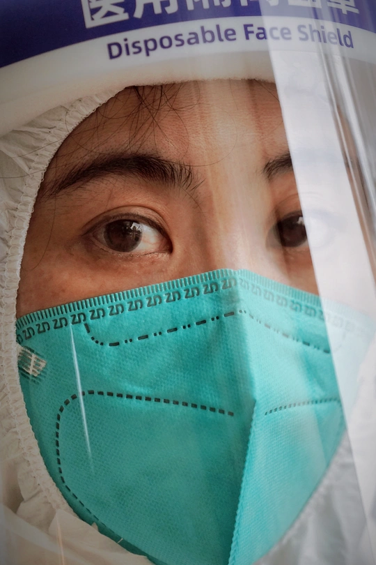 一个人戴着口罩 眼睛向上看的照片