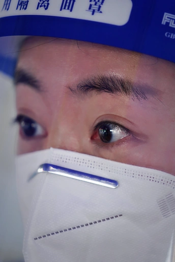 一个戴着口罩的帽子的男人