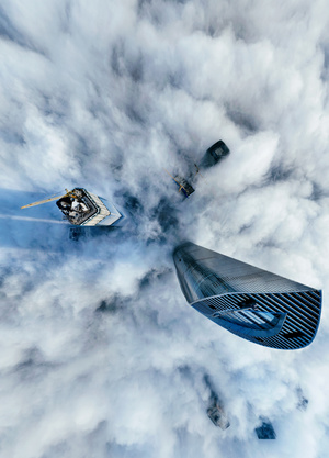 云中飞行的摩天大楼照片