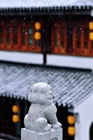 建筑前的雪覆盖的雕像