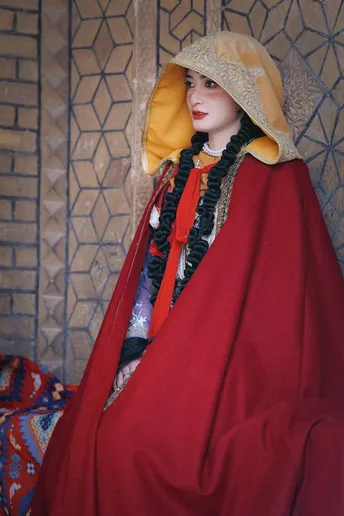 一位穿着红披风的女郎穿着红裙子