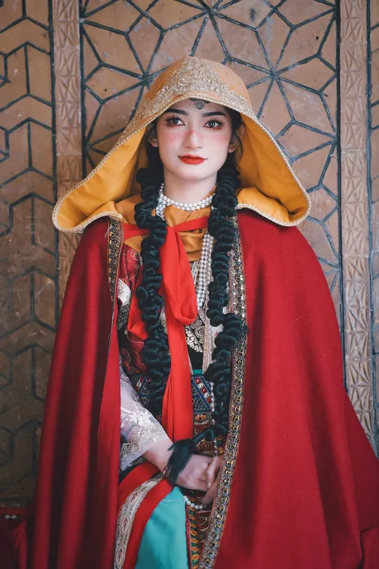 一位穿着传统服装的女性 披着红披肩