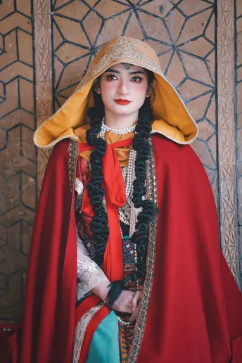 一位穿着传统服装的女性 披着红披肩