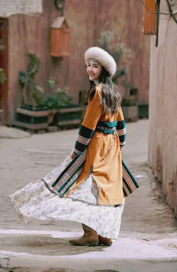 一位穿着传统服装的年轻女孩走在街上