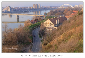 城市中的一座桥跨过水面和一条路