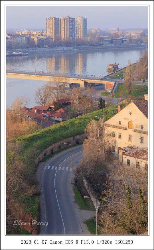 水上桥梁、公路和房屋的景象