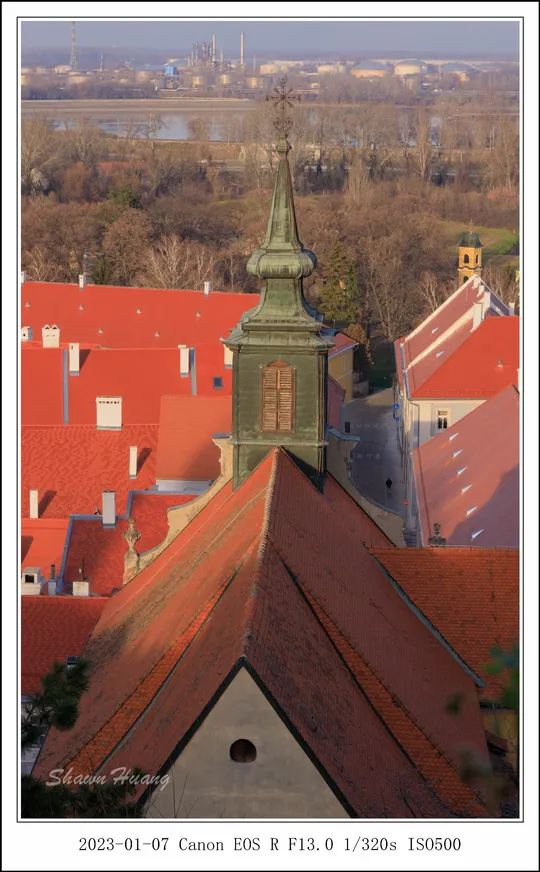 从带有红屋顶和钟楼的楼顶俯瞰