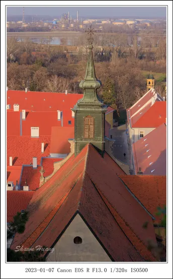 从带有红屋顶和钟楼的楼顶俯瞰