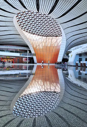 建筑在水中的倒影