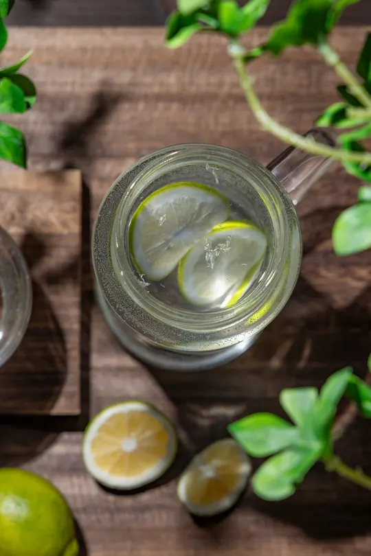 一玻璃冰茶 柠檬汁 柠檬和矿泉水 放在木桌上