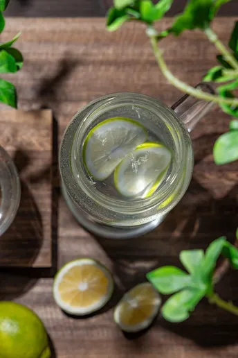 一玻璃冰茶 柠檬汁 柠檬和矿泉水 放在木桌上