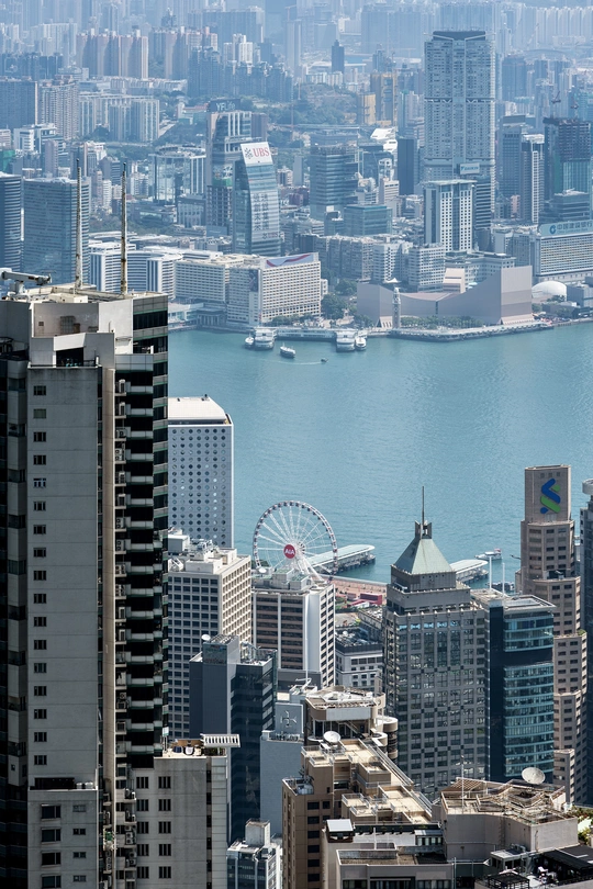 大型城市 高耸的建筑物和摩天轮