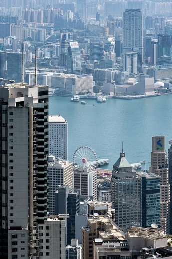 大型城市 高耸的建筑物和摩天轮