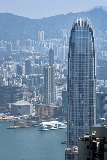 一座拥有高楼大厦和背景山脉的大型城市