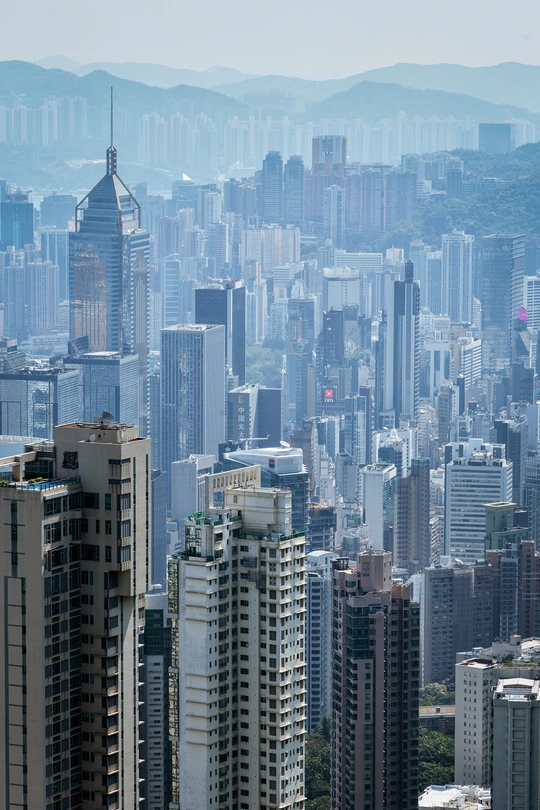 一座拥有高楼大厦和背景山脉的大型城市